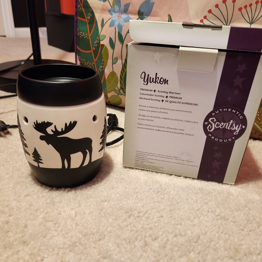 Scentsy Yukon Black and White Scentsy Warmer
